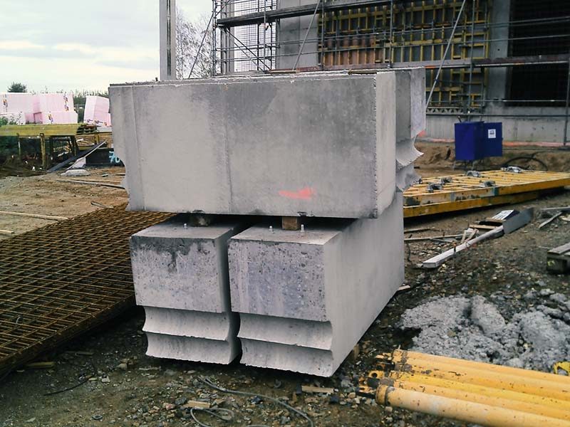 Gestapelte, sauber zerlegte Betonblöcke auf einer Baustelle – Kernbohrung und Betonsägen in Salzgitter