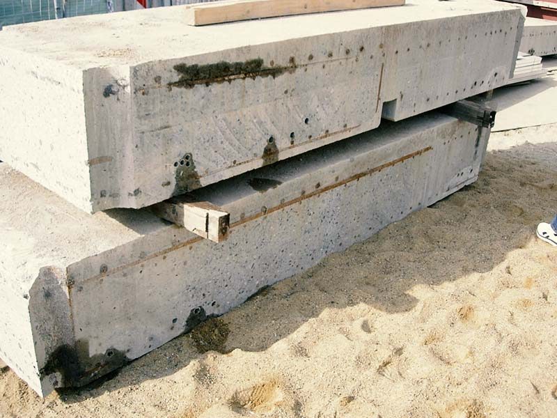 Gesägte Betonblöcke mit glatten Schnittflächen nach dem Rückbau