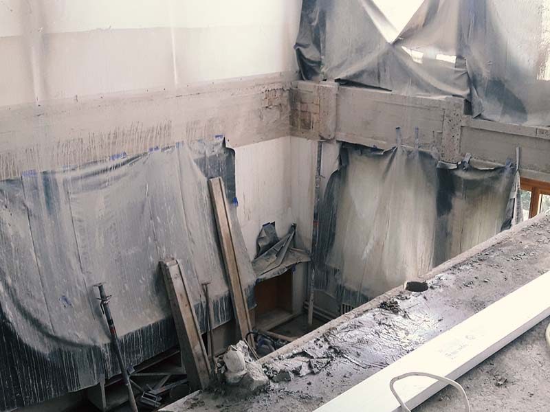 Mit der Wandsäge geschnittene Deckenöffnung in einem Altbau, Schnittkanten gerade