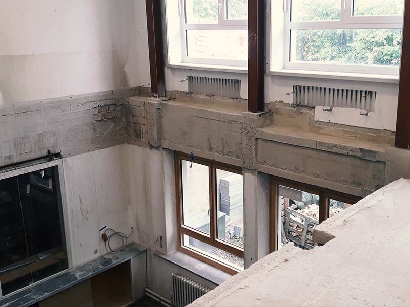 Referenz Wandsägen: Große gesägte Deckenöffnung in einem Bestandsgebäude mit Blick ins Untergeschoss