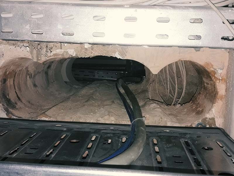Kernbohrungen über einer Kabeltrasse, durch die Leitungen geführt werden – Kernbohrung und Betonsägen in Peine