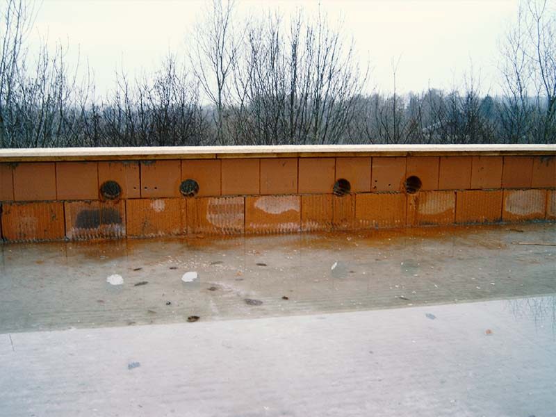 Mehrere Kernbohrungen in gemauerter Dachattika auf einem Flachdach