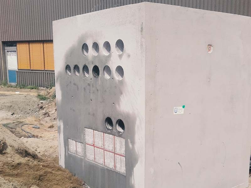 Betonfertigteil mit vielen runden Kernbohrungen für Leitungsdurchführungen