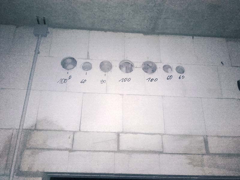 Mehrere Kernbohrungen mit unterschiedlichen Durchmessern, die Maße sind auf dem Beton notiert