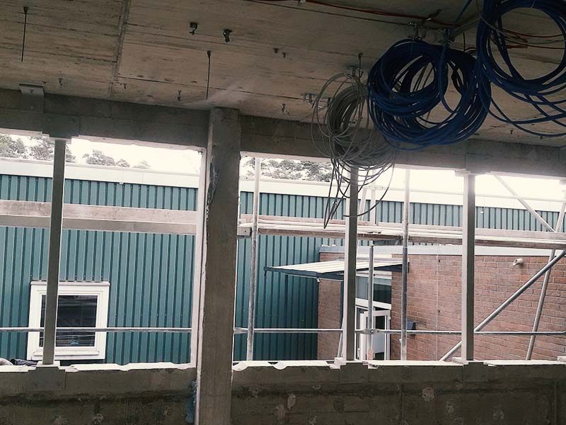 Nachträglich gesägte Wandöffnungen in einem Rohbau mit Blick nach draußen – Kernbohrung und Betonsägen in Wolfsburg | Betonbohrservice Schick Nachträglich gesägte Wandöffnungen in einem Rohbau mit Blick nach draußen – Kernbohrung und Betonsägen in Wolfsburg